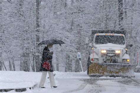 Snow Storm Hits New England Closing Schools And Causing Power Outages Wsj