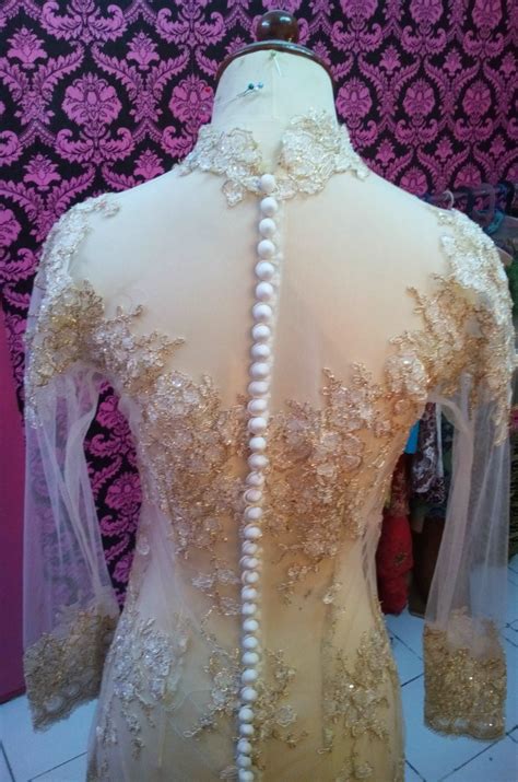Ada juga foto wanita itu sedang pakai jilbab panjang warna putih seperti mukena. Kebaya Warna Putih Tulang Dengan Cornely