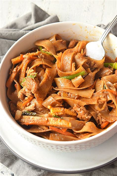 It didn't take long before i became wholly there are countless different variations and ways to make the sour spicy soup, but i particularly like it with either shrimp or mixed seafood. The Best Thai Drunken Noodles (Pad Kee Mao Recipe) {ever ...