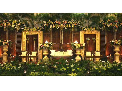 Ornamen gebyok yang biasanya berwarna cokelat bisa diganti dengan warna putih untuk memberikan kesan elegan dan modern. Olivia Wedding Decoration: Pelaminan Model Jawa (Gebyok)