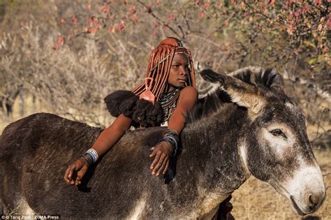 tariq zaidi photographs angolan tribeswomen s hairstyles daily mail online