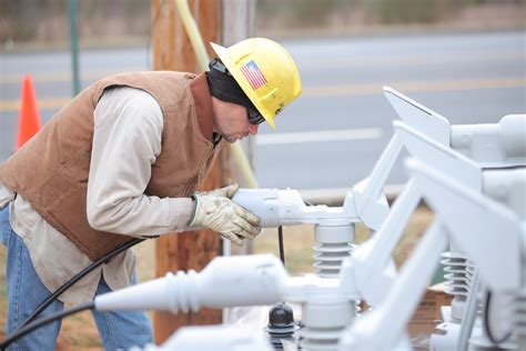 Smart grid goals: ORNL, Chattanooga EPB test sensors to enhance