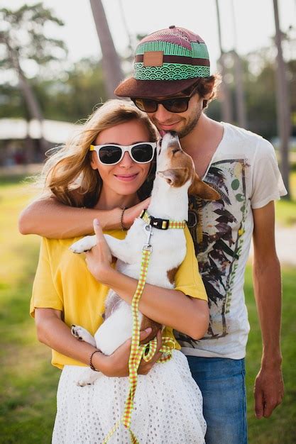 Pareja Joven Inconformista Con Estilo Enamorada Sosteniendo Un Perro En El Parque Tropical