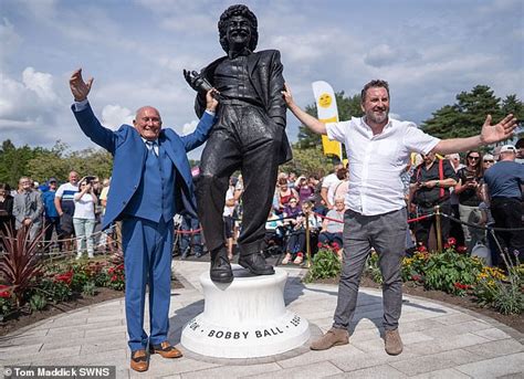 Sunday 28 August 2022 0649 Pm 9ft Statue Of Beloved British Comic Bobby Ball Is Unveiled In His