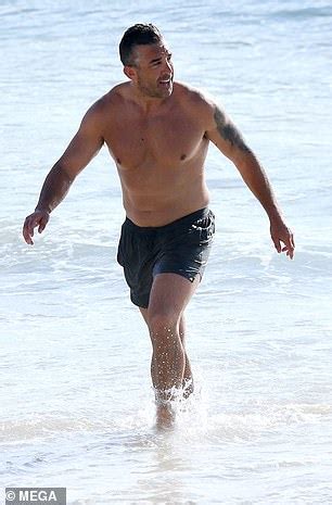 Nrl Star Braith Anasta Works Up A Sweat With A Run On Coogee Beach After His Ex Rachael Lee