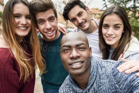 Groupe Multiracial Damis Prenant Le Selfie Photo Stock Image Du Loisirs Chemin 76080516