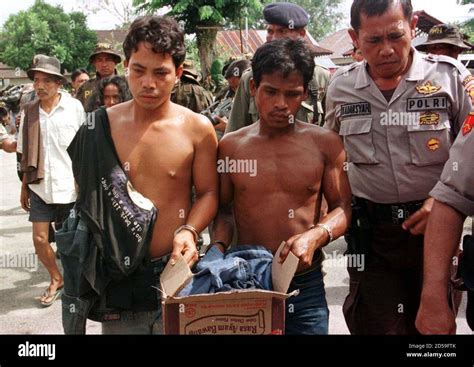 Dos Rioters Son Escoltados Por La Policía En Singkawang Kalimantan