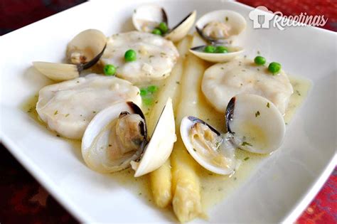 Para que la merluza nos quede jugosa y entera debe cocinarse a fuego vivo pero hay que ir con cuidado para que el pescado no se queme o se otro detalle a tener en cuenta es que la merluza debe ser fresca, si la compramos congelada casi seguro el resultado no será el mismo, los filetes. Merluza con almejas, receta fácil - Recetinas