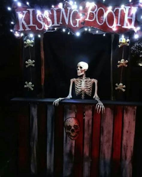 Kissing Booth Creepy Carnival Spirit Halloween Kissing Booth