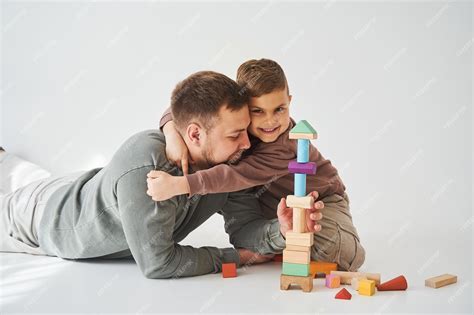 El Hijo Abraza A Su Padre Cariñoso Sobre Un Fondo Blanco Padre E Hijo
