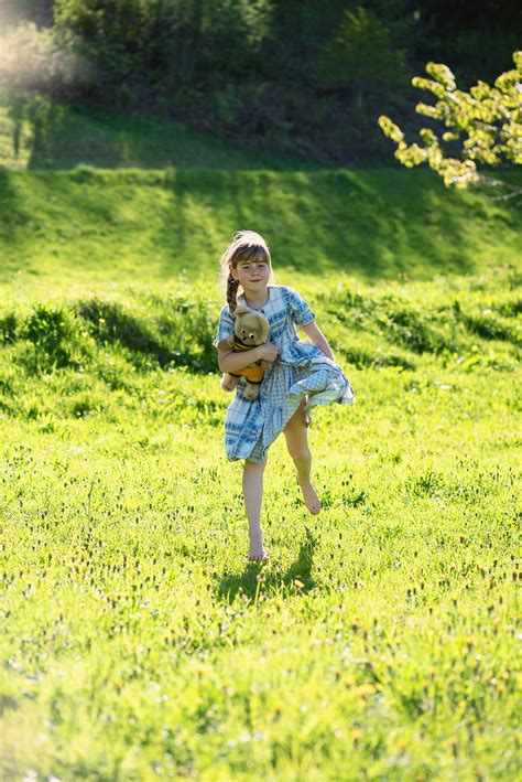 картинки природа трава гулять пешком человек девушка Солнечный