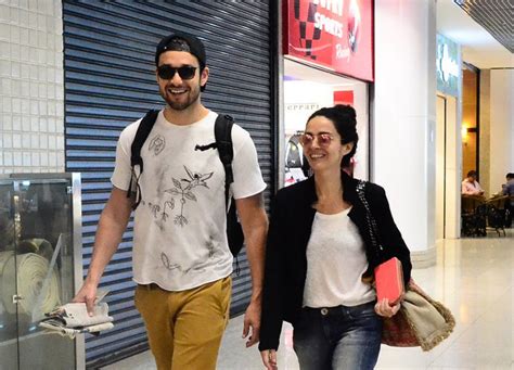 Sérgio Marone E Cláudia Ohana Embarcam Juntos Em Aeroporto