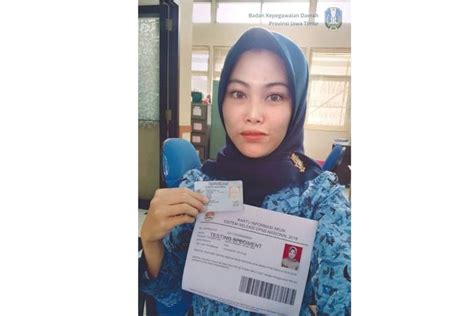 Jangan asal mau ketika disuruh upload foto selfie sambil memegang ktp. Netizen Bingung soal Foto Sambil Pegang KTP untuk Tes CPNS, Ini Contohnya