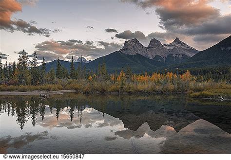 Sonnenuntergang über Den Three Sisters Im Herbst In Der Nähe Des Banff