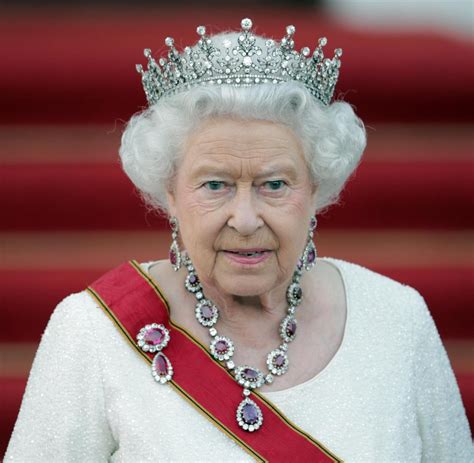 Mein vater wäre überrascht gewesen zu wissen, wie gut ich eine königin geworden bin! Brexit-Faxen dicke - Queen führt wieder absolute Monarchie ...