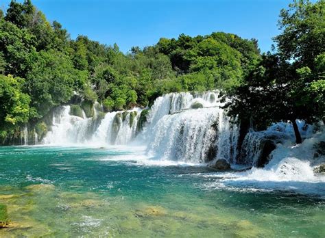 Zu den absoluten highlights des nationalparks krka zählen zweifelsohne die sieben wasserfälle entlang des flusslaufes der krka. Die erstaunlichen Krka Wasserfälle Ausflug aus Zadar ...