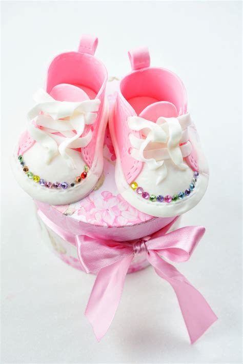 Sammlung von andrea golmann • zuletzt aktualisiert: Kessy's Pink Sugar: Babyschuhe als cake topper - Tutorial