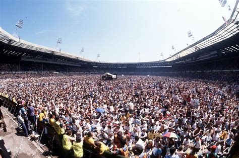 Im englischen wembley stadium kam es zu einem schweren unfall. It's been 30 years since Live Aid! Look back at Bob Geldof ...