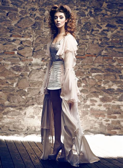 Küçük yaşlarda dansla ilgilenen şekerci, 8 yaşına kadar bale eğitimi almış ve küçük yaşlarda i̇zmir çocuk. Selin Şekerci Kimdir? Kaç Yaşında ve Nereli