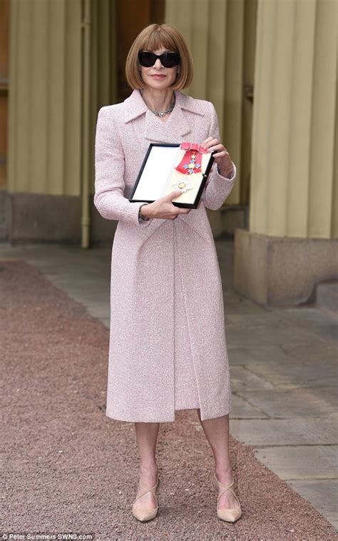 Anna Wintour Is Made A Dame At Buckingham Palace Daily Mail Online