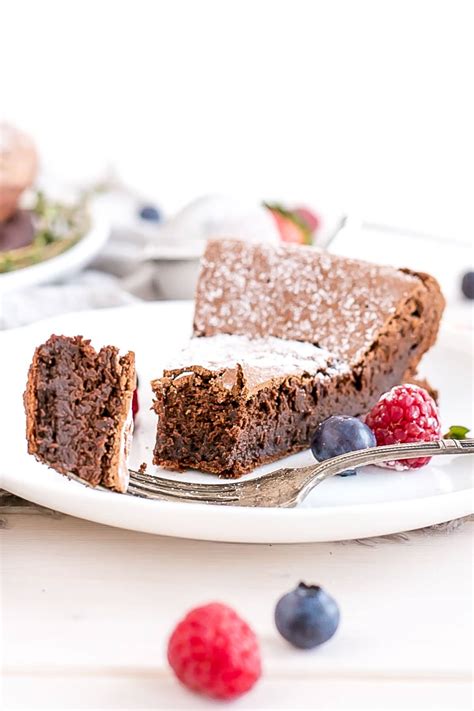 This easy 1 bowl flourless chocolate cake recipe is naturally gluten free. Flourless Chocolate Espresso Cake | Liv for Cake