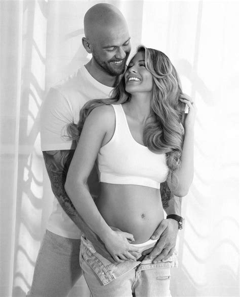 Former WWE Star Kelly Kelly Pregnant Expecting First Baby Photos
