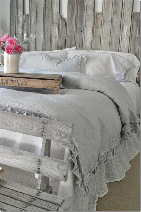 Spring bedroom decor that's chinoiserie chic is fresh and inspiring for warm days ahead! Spring Bedroom Makeover | Buckets Of Burlap | Bloglovin'
