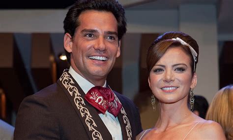 He's mostly known for starring in spanish soap operas. Cristian de la Fuente muestra su talento como Halcón