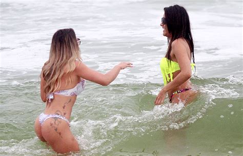 Babi Rossi agita a praia da Barra com seu corpão OFuxico