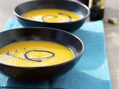 Zwiebel in olivenöl anbraten, apfel und kürbis zugeben. Kürbis-Apfel-Suppe mit Kürbiskernöl Rezept | EAT SMARTER