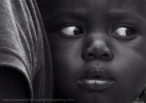 Africa Ritratto In Bianco E Nero Di Bambino In Spalla Alla Flickr
