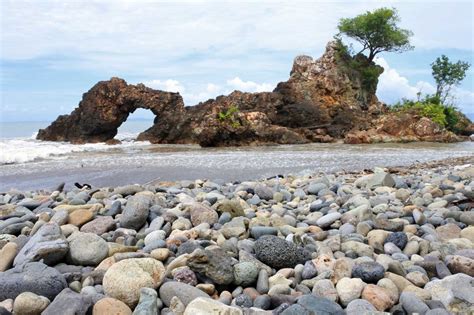 Pantai karang bolong menjadi salah satu destinasi wisata kebumen yang selalu dikunjungi banyak orang saat menghabikan hari liburnya. Pantai Karang Bolong Tanggamus, Satu Keindahan Pesisir ...