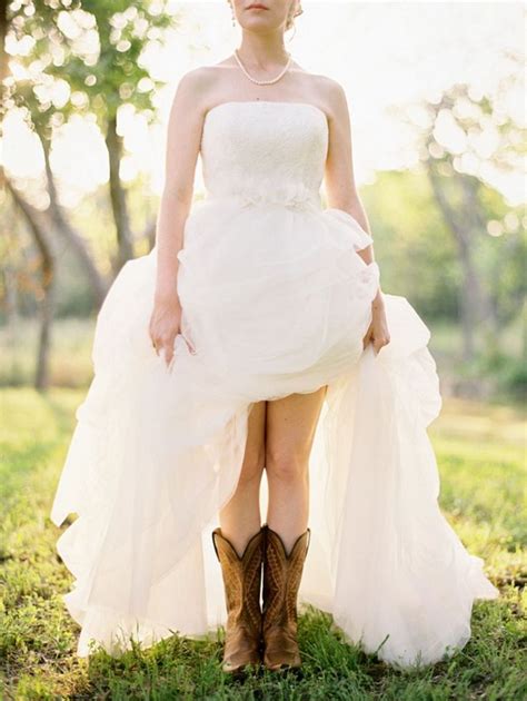 20 Best Country Chic Wedding Dresses Rustic And Western Wedding Dresses Country Style Wedding