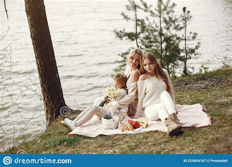 Madre Elegante Con Hijos En Un Bosque De Verano Imagen De Archivo