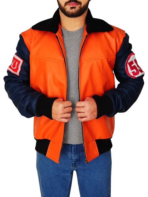 Lima tahun setelah memenangkan turnamen dunia seni bela diri, gokuu sekarang hidup damai bersama istri dan anaknya. Goku Jacket - Jackets