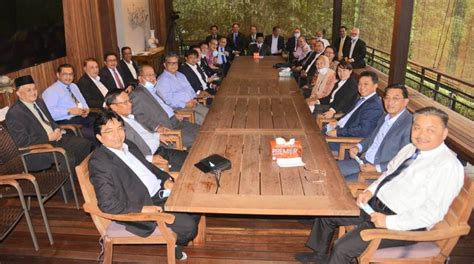 Sampingku tapi lebih seringkali bertemu dalam mimpi semuka dengan sahabatku aku tanya apa khabar aku tanya apa khabar aku tanya apa khabar aku tanya apa khabar semua mereka kata masa depan kami sungguh cerah lirik dan rap kami bak anugerah ini semua sebelum semua. Sah Kerajaan Warisan Sabah Tumbang, Aku Tanya Pie Apa ...