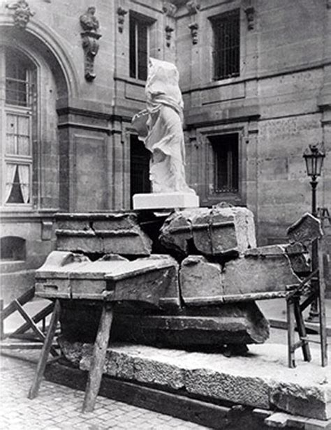 Neadilustrações para o curso de história a vitória de samothrace é uma escultura que representa a deusa atena niké (atena que traz a vitória), cujos pedaços foram descobertos em 1863 nas ruinas do santuário dos grandes deuses de samotrácia, na ilha do. Quem é Vitória de Samotrácia ? | Historia das Artes