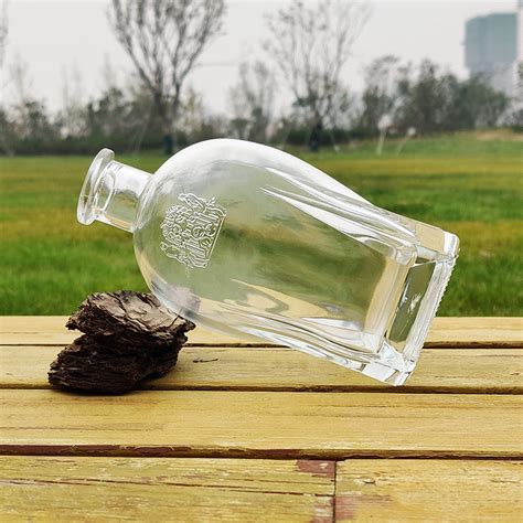 Unique Bespoke Spirit Glass Bottle For Alcohol 700ml Wholesale Crystal Empty Glass Liquor Bottle