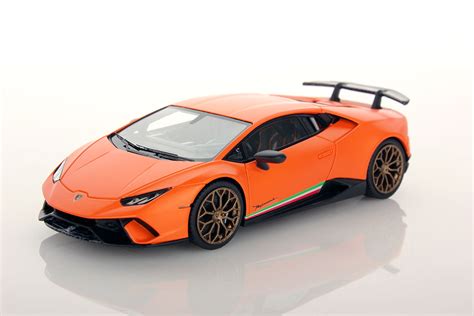 For performante duty, the engine gets new intake and exhaust camshafts, an air intake borrowed from the gentlemen racer super trofeo huracáns, and a new exhaust system that relieves backpressure. Lamborghini Huracan Performante 1:43 - Looksmart Models