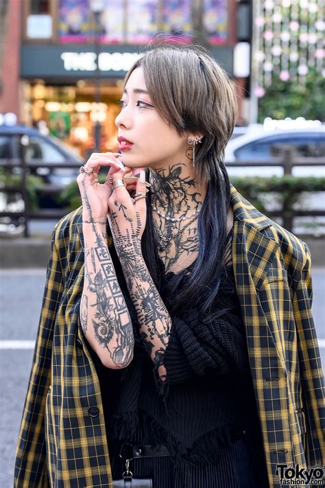 Japanese Tattoo Model In Harajuku W Never Mind The Xu Beep Rosen Kreuz And Open The Door