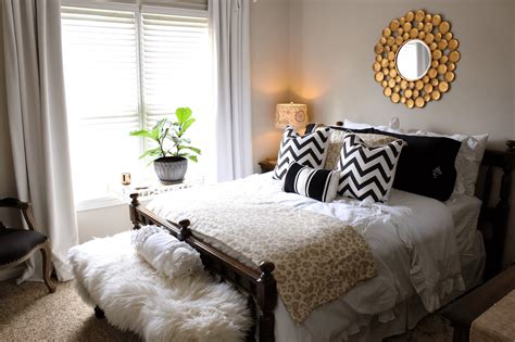 Are you planning to decorate your a small bedroom but don't know how to go about? How to Decorate Guest Bedroom On Your Own