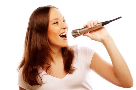 Niña Feliz Cantando En El Micrófono En La Fiesta Foto Premium