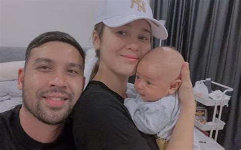 Tidak berkongsi butiran lanjut mengenai usia kandungannya, emma turut berkongsi gambar bulan madu bersama suaminya. Emma Maembong Rindukan Anak, Kakak Bantu Jadi Ibu Susuan
