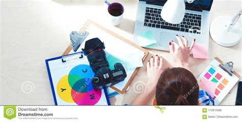 Weiblicher Fotograf Der Auf Dem Schreibtisch Mit Laptop Sitzt