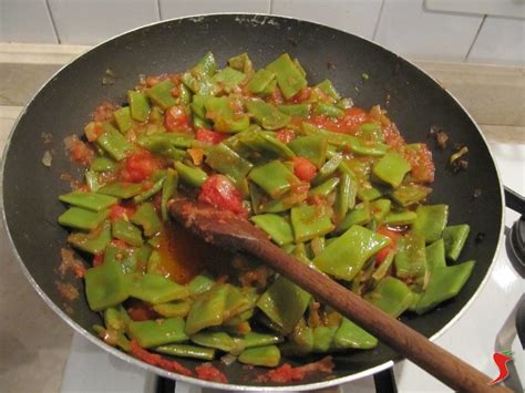 Un contorno che faccio spesso in questo periodo sono le taccole, chiamate anche piattoni o piselli mangiatutto, che amo mangiare una volta cotte le potete lasciare così o seguire la mia proposta di ripassarle in padella con cipolla e pancetta! ricette taccole - fagioli ricette - taccole - cucinare taccole