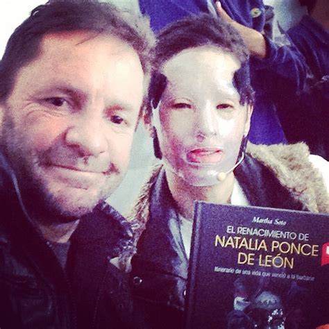 Natalia ponce de león comparte su historia de. @pirrylarotta: En la feria del libro presentando el libro ...