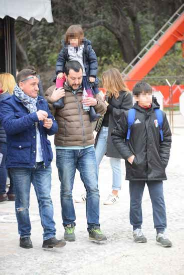 He was previously married to fabrizia ieluzzi. Matteo Salvini, papà tuttofare alle giostre con i figli ...