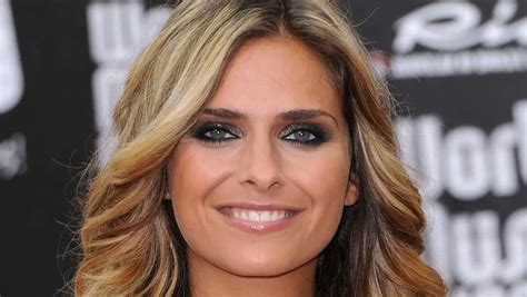 Clara Morgane seins nus devant sa fenêtre elle se dévoile dans l