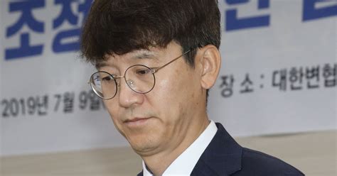 정신없는 술자리를 피해 숨 쉴 곳을 찾던 미대생 이경은, 내뿜는 담배 연기마저 그림 같은 묘한 분위기의 주빈에게 첫눈에 반한다. 검경수사권 조정에 반발해 사직했던 김웅 검사가 새보수당에 ...