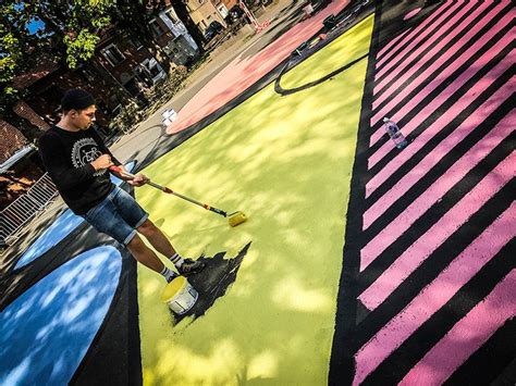Toen ze enkele jaren geleden geen mooi behangpapier vond, maakte ze zelf een muurschildering in de kinderkamer. katrien vanderlinden transforms belgian basketball court ...